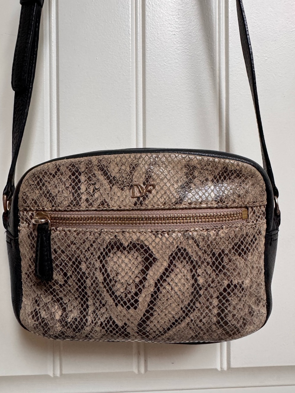 Diane Von Furstenberg Embossed Snakeskin Pattern Leather Camera Bag Purse.
